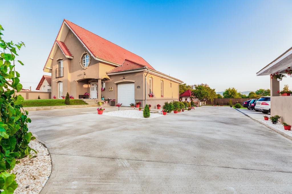 Casa Iulia Otel Haţeg Dış mekan fotoğraf